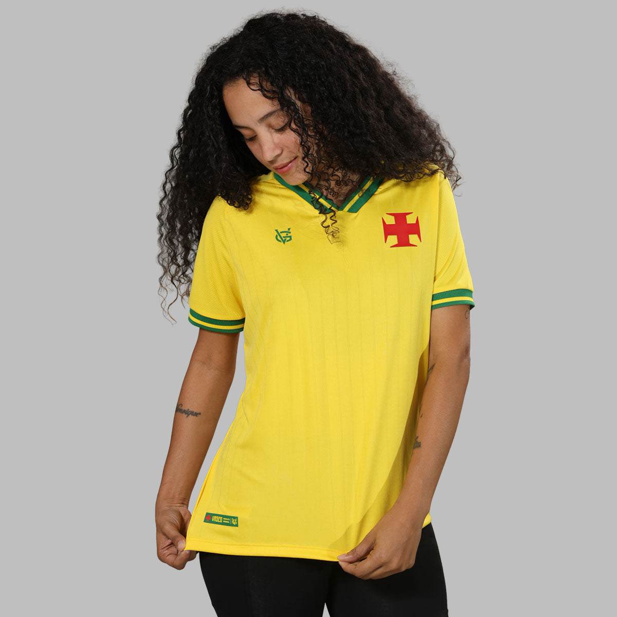 https://images.tcdn.com.br/img/img_prod/1006590/blusa_vasco_canaria_da_colina_feminina_5_20260528224413_0038665385aa.jpg