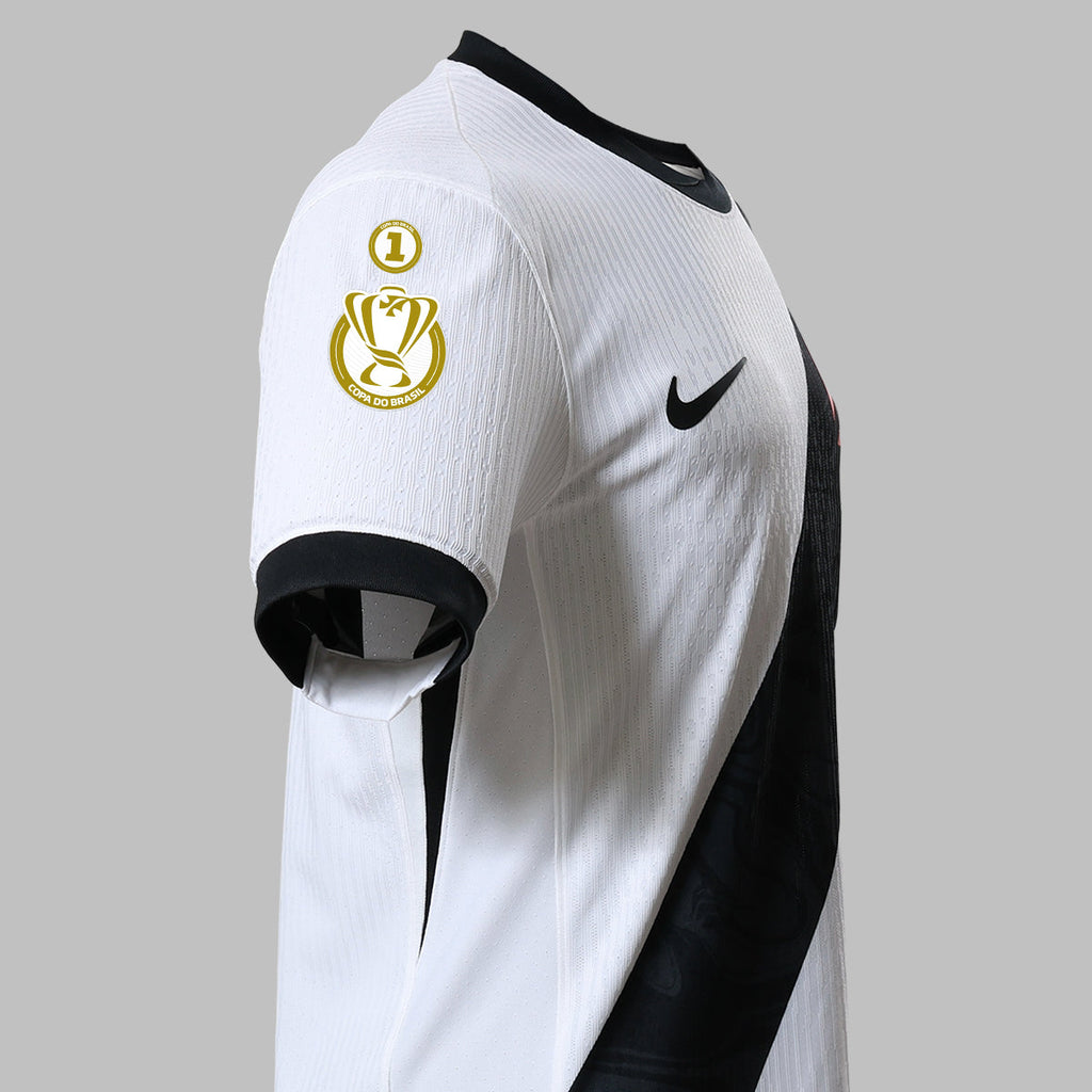 https://images.tcdn.com.br/img/img_prod/1006590/camisa_vasco_nike_away_26_torcedor_kit_patch_copa_do_brasil_2026_6769_2_07f08e10e450f5684a276b7617dc14b9_20260522110230.jpg