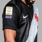 https://images.tcdn.com.br/img/img_prod/1006590/camisa_vasco_nike_home_26_torcedor_kit_patch_brasileirao_2026_6761_2_cca5394d5888cadce3ea82e54d9529eb_20260522110233.jpg