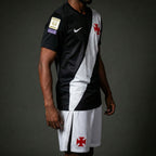 https://images.tcdn.com.br/img/img_prod/1006590/camisa_vasco_nike_home_26_torcedor_kit_patch_brasileirao_2026_6761_2_ef08ff237502364fae5e9772ae3425df_20260522110234.jpg