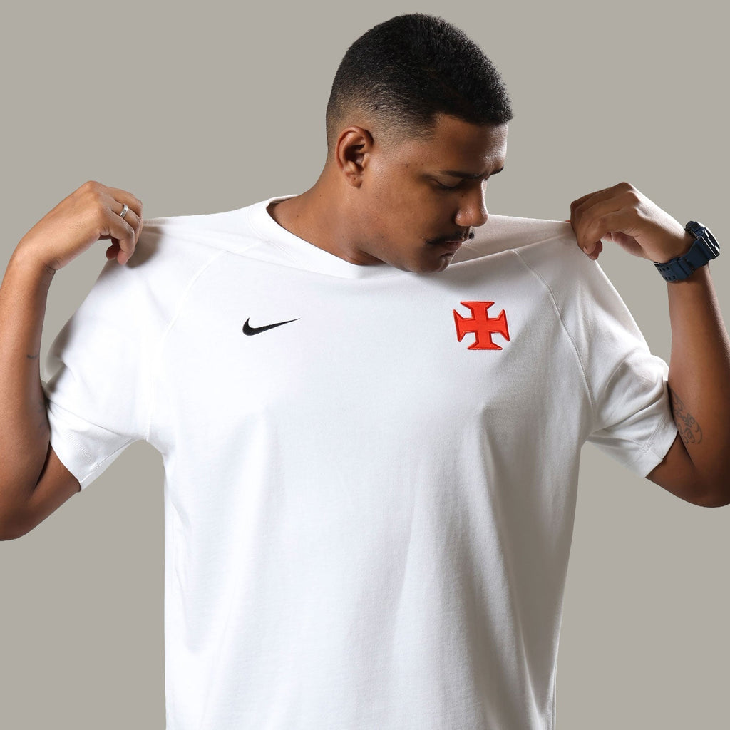 https://images.tcdn.com.br/img/img_prod/1006590/camisa_vasco_nike_travel_masculina_2_20260522110227_afd01c0fc35a.jpg
