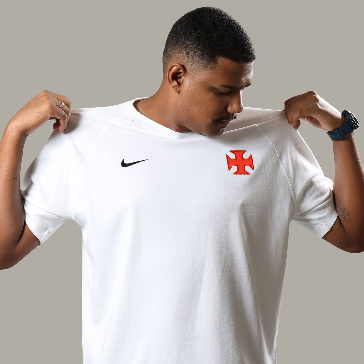 https://images.tcdn.com.br/img/img_prod/1006590/camisa_vasco_nike_travel_masculina_2_20260522110227_afd01c0fc35a.jpg