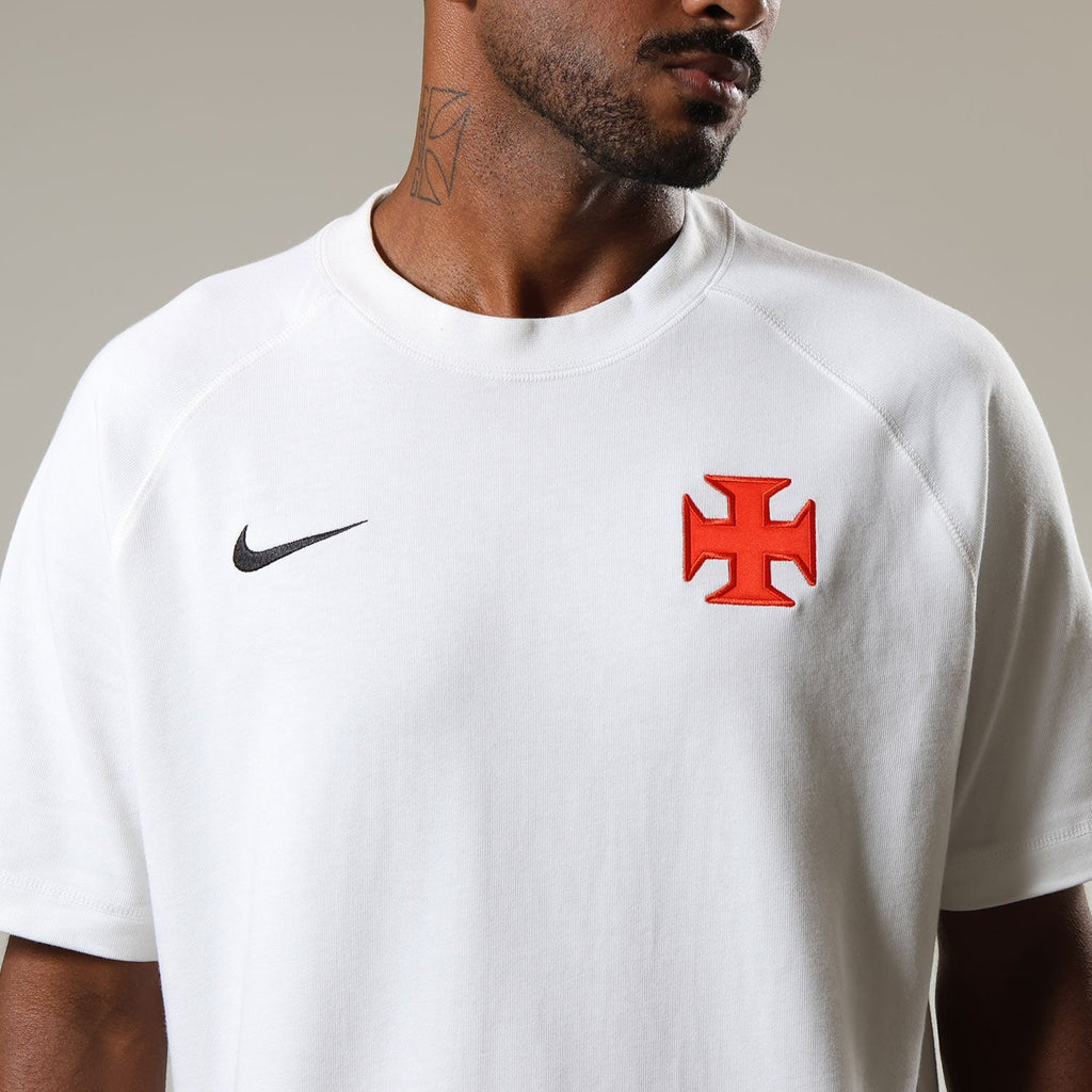 https://images.tcdn.com.br/img/img_prod/1006590/camisa_vasco_nike_travel_masculina_3_20260522110227_87bbefe44096.jpg