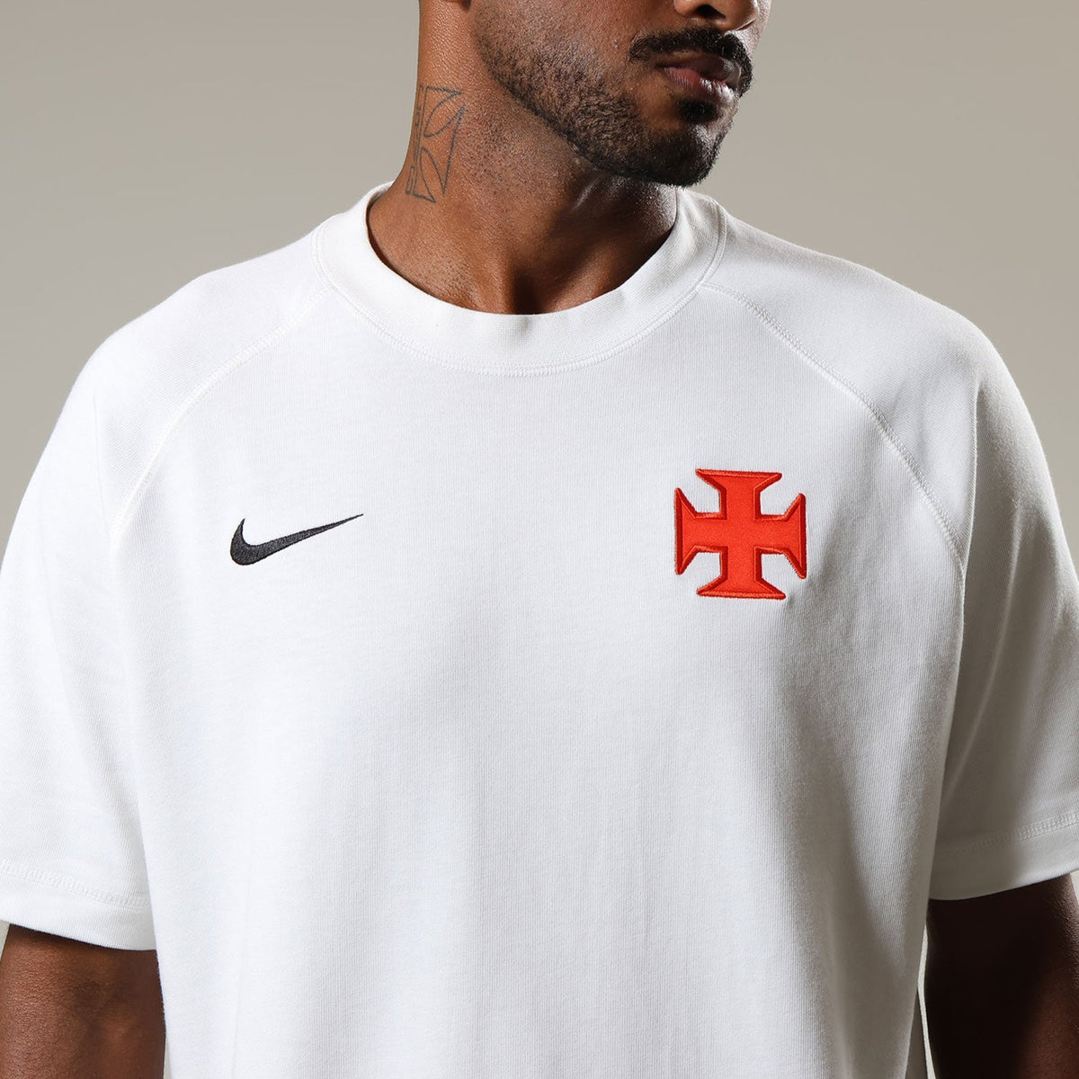 https://images.tcdn.com.br/img/img_prod/1006590/camisa_vasco_nike_travel_masculina_3_20260522110227_87bbefe44096.jpg