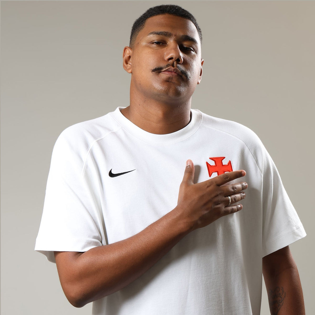 https://images.tcdn.com.br/img/img_prod/1006590/camisa_vasco_nike_travel_masculina_3_20260522110228_210c6cc777de.jpg