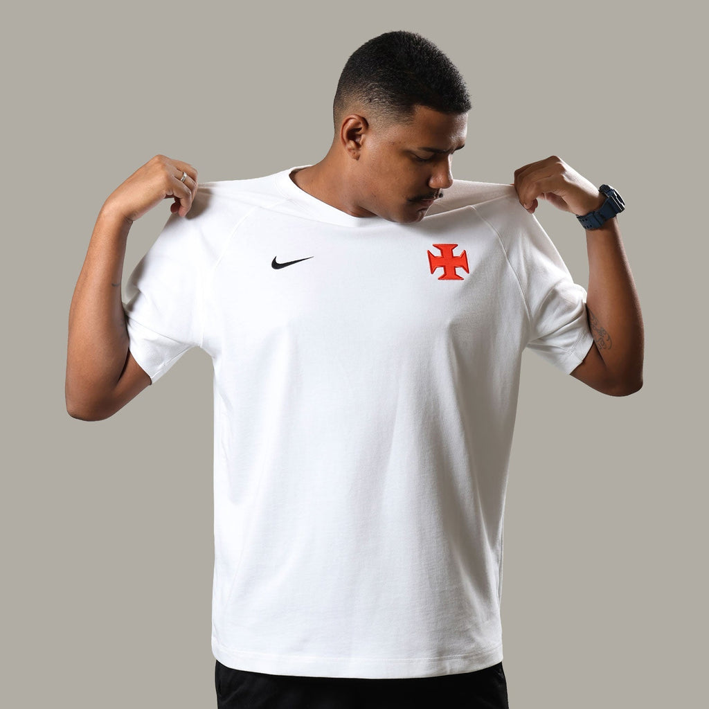 https://images.tcdn.com.br/img/img_prod/1006590/camisa_vasco_nike_travel_masculina_5_20260522110226_411c27e9cd29.jpg