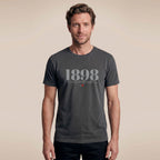 https://images.tcdn.com.br/img/img_prod/1006590/camisa_vasco_reserva_1898_masculina_chumbo_1_20260522105730_5b01830f9eab.jpg