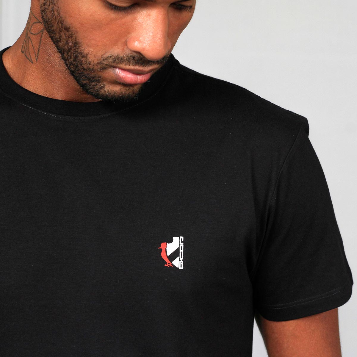 https://images.tcdn.com.br/img/img_prod/1006590/camisa_vasco_reserva_crvg_masculina_2_20260522105702_7aeb50d6a609.jpg