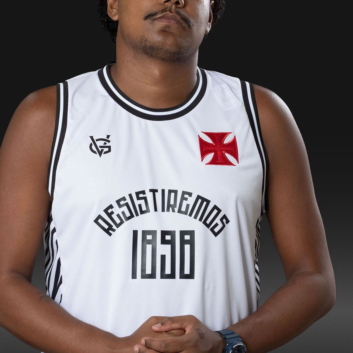 https://images.tcdn.com.br/img/img_prod/1006590/regata_vasco_resistiremos_masculina_branca_2_20260522105608_05591170e079.jpg
