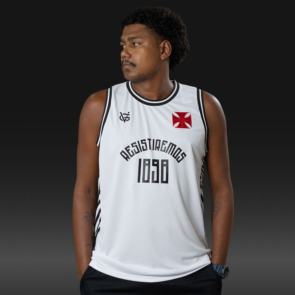 https://images.tcdn.com.br/img/img_prod/1006590/regata_vasco_resistiremos_masculina_branca_3_20260522105614_e45401797445.jpg